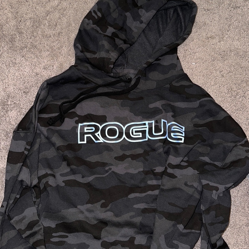 CAMO CROPPED ROGUE HOODIE. SIZE MEDIUM. NEVER WORN